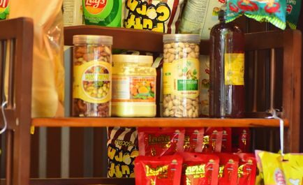 À Aix, une supérette vend… des préjugés en boîte, et c’est brillamment piquant