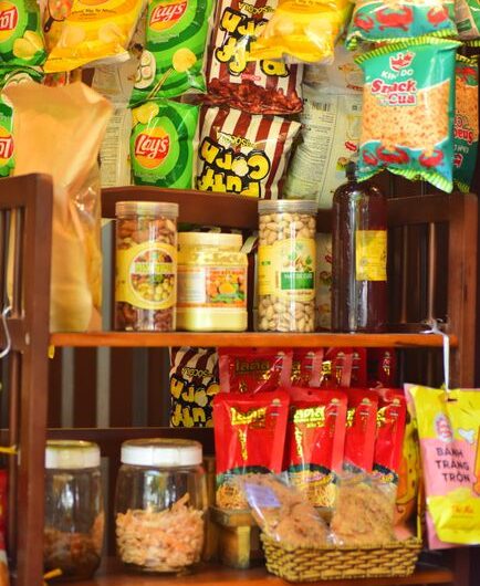 À Aix, une supérette vend… des préjugés en boîte, et c’est brillamment piquant