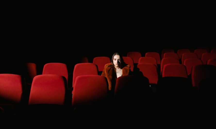 Elle va voir deux films… et finit enfermée seule dans le cinéma