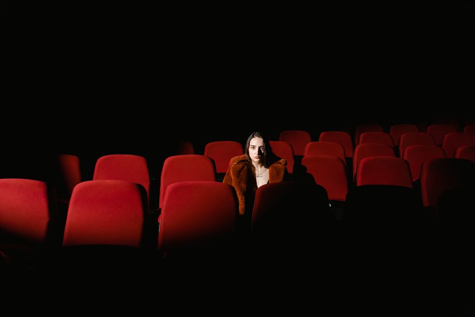 Elle va voir deux films… et finit enfermée seule dans le cinéma
