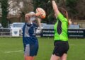 En plein match, l’arbitre a sorti son téléphone : la scène la plus improbable du rugby