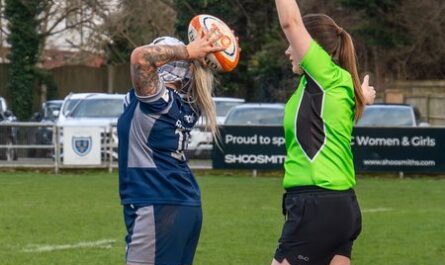 En plein match, l’arbitre a sorti son téléphone : la scène la plus improbable du rugby