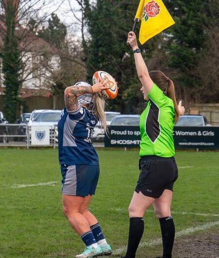 En plein match, l’arbitre a sorti son téléphone : la scène la plus improbable du rugby