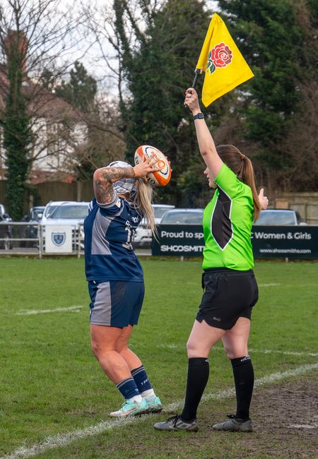 En plein match, l’arbitre a sorti son téléphone : la scène la plus improbable du rugby